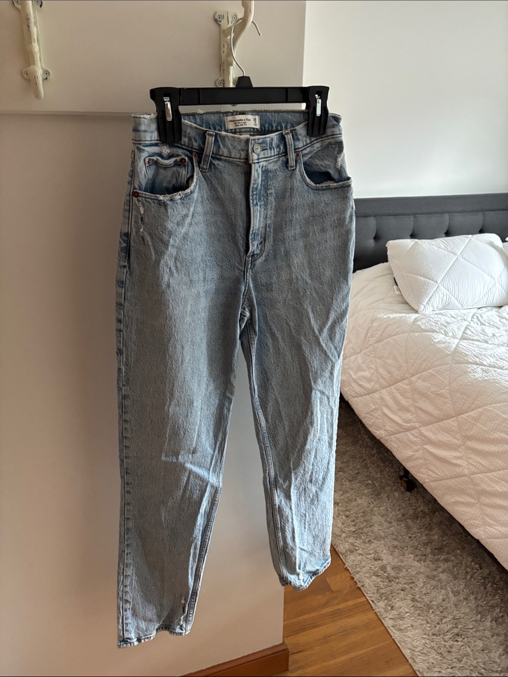 Abercrombie & Fitch Light Wash Women’s Relaxed Jeans, size 8L (29 see tag)
